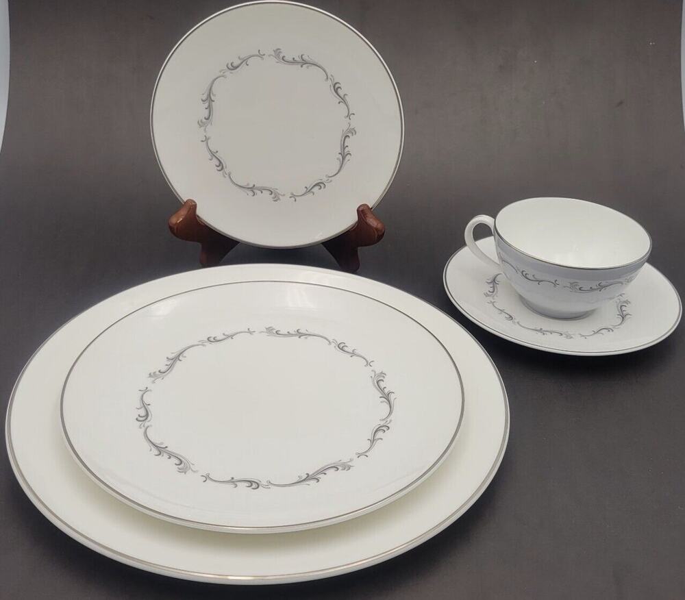 Royal Doulton Coronet 5 Piece Place Setting #H4947 England Vtg Great Condition